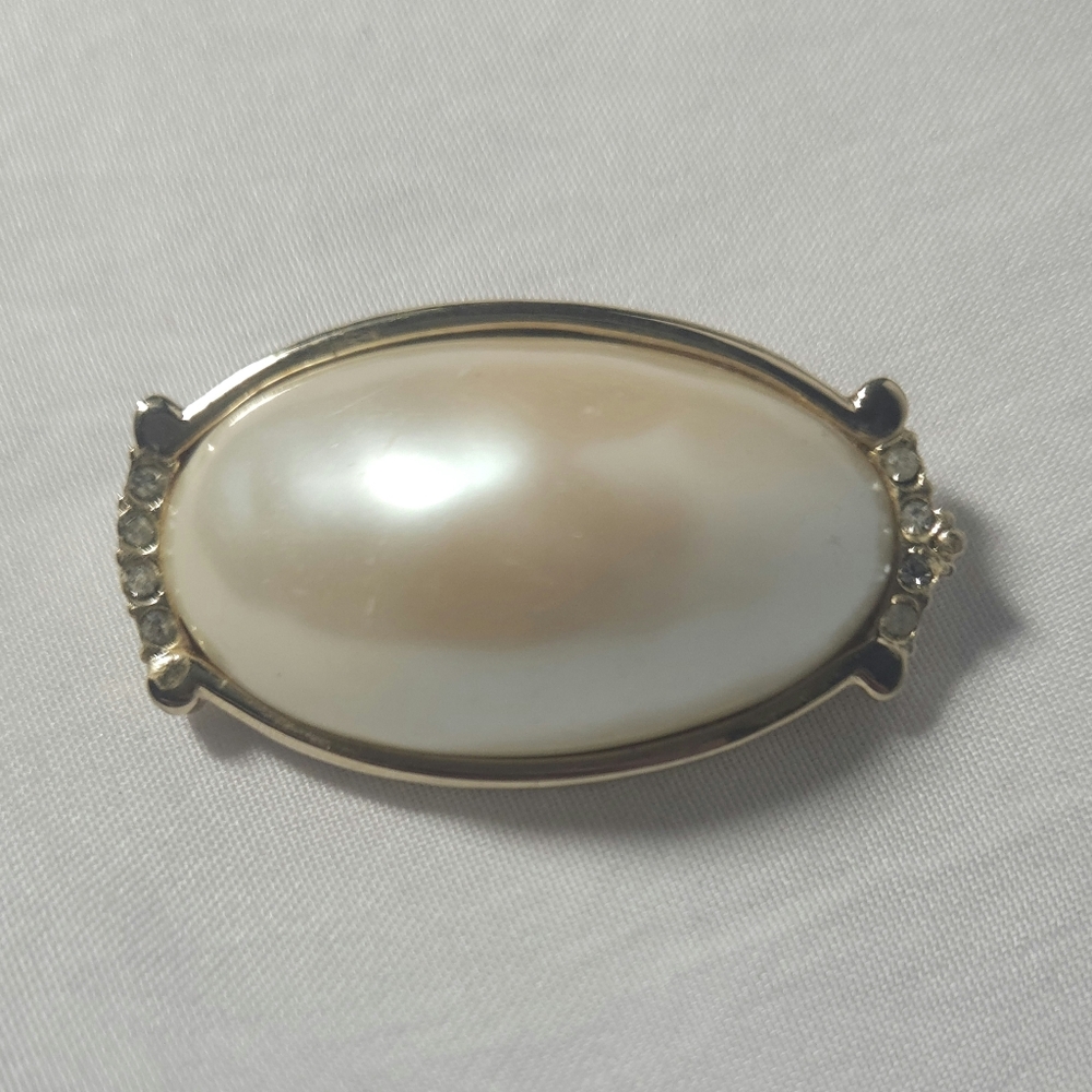 Gold Tone and Faux Pearl Carbochon Rhinestone Brooch Pin